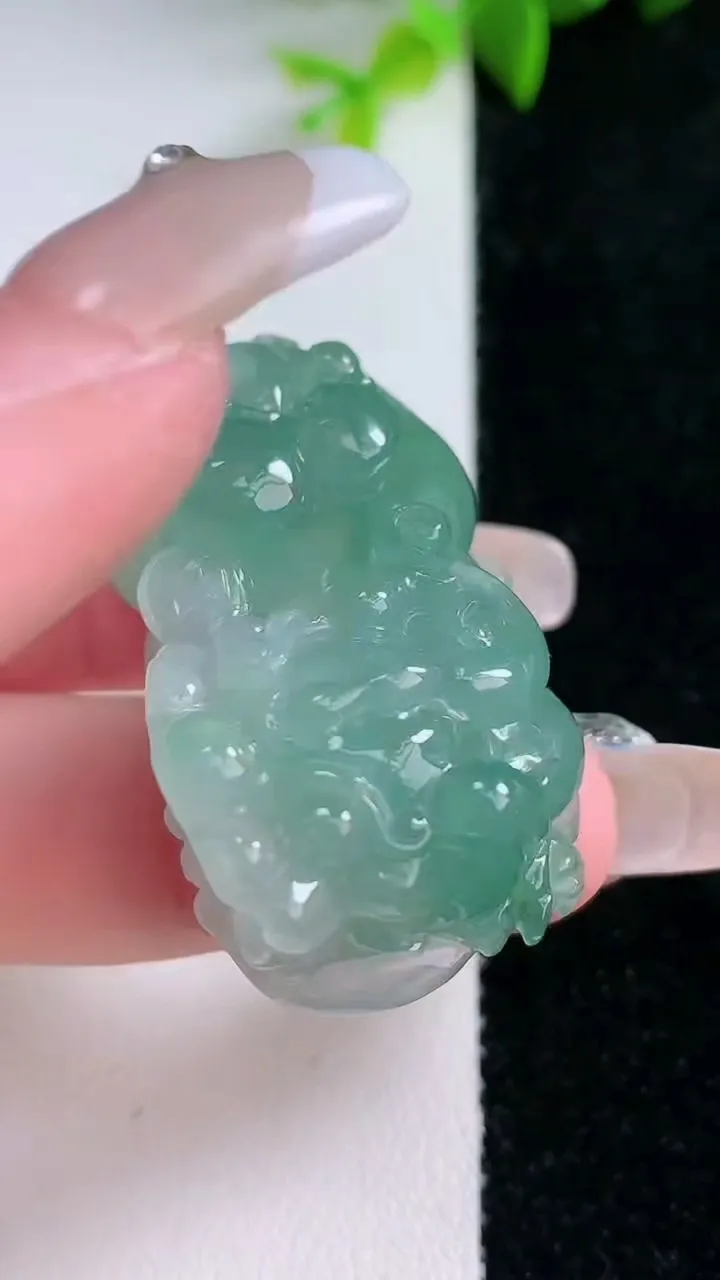 天然A货翡翠霸王貔貅吊坠，尺寸39-21.7-14.8，重量:25.18g
1月30日