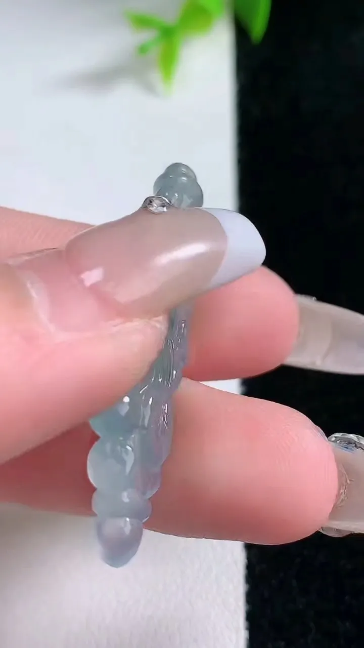 天然A货翡翠冰种飘花降魔杵吊坠，尺寸41.2-12-5，重量:5.13g
1月30日