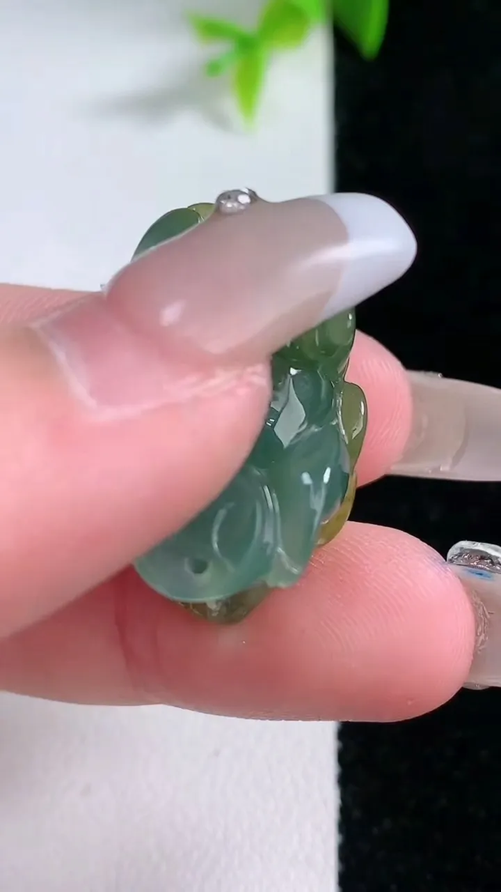 天然A货翡翠双彩貔貅吊坠，尺寸28.7-16.4-13，重量:11.42g
1月30日