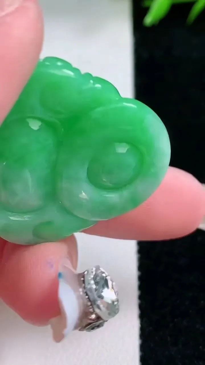 天然A货翡翠佛公吊坠，尺寸30.6-33-10，重量:16.05g
1月30日