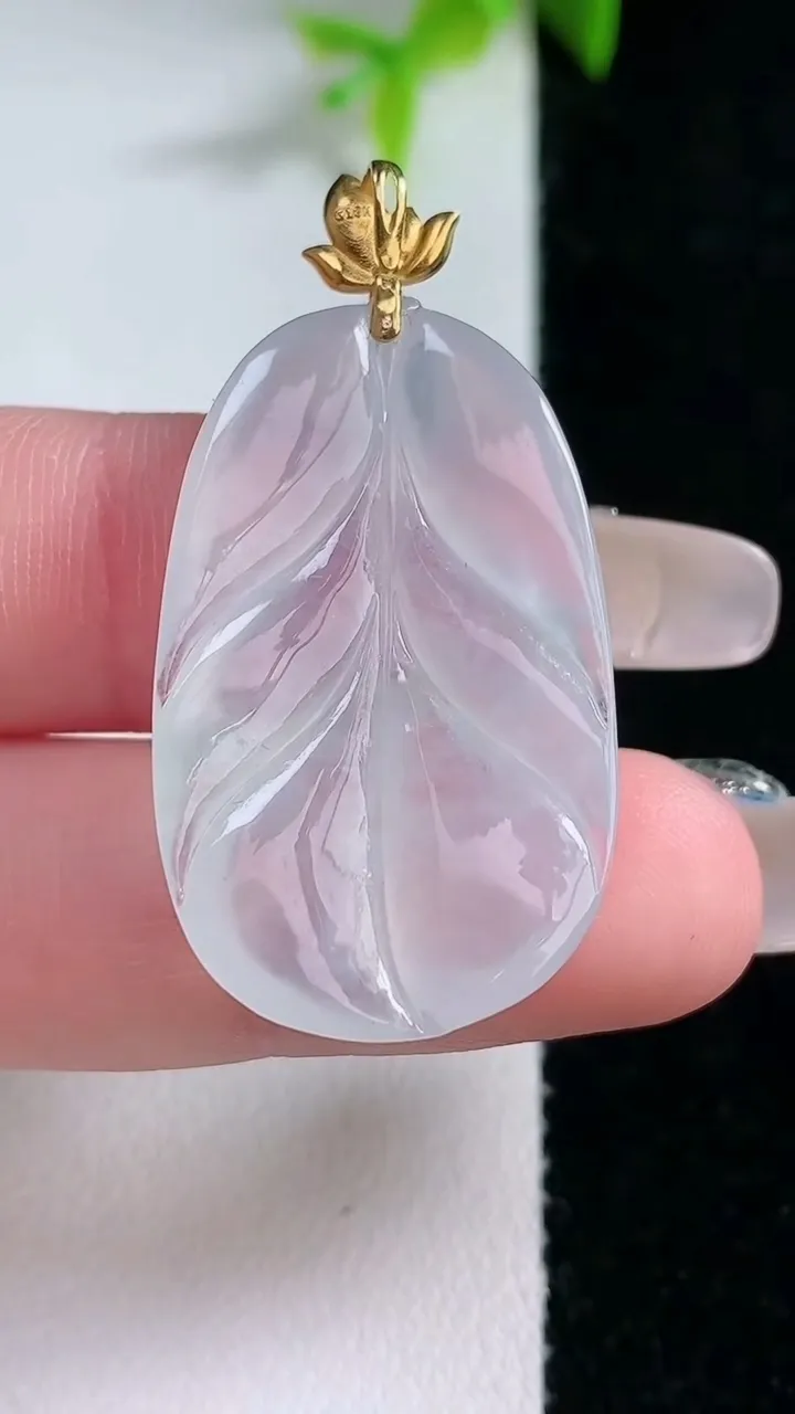 天然A货翡翠种白冰金枝玉叶 叶子吊坠，尺寸32.3-20.2-4.7，重量:6.66g
1月30日