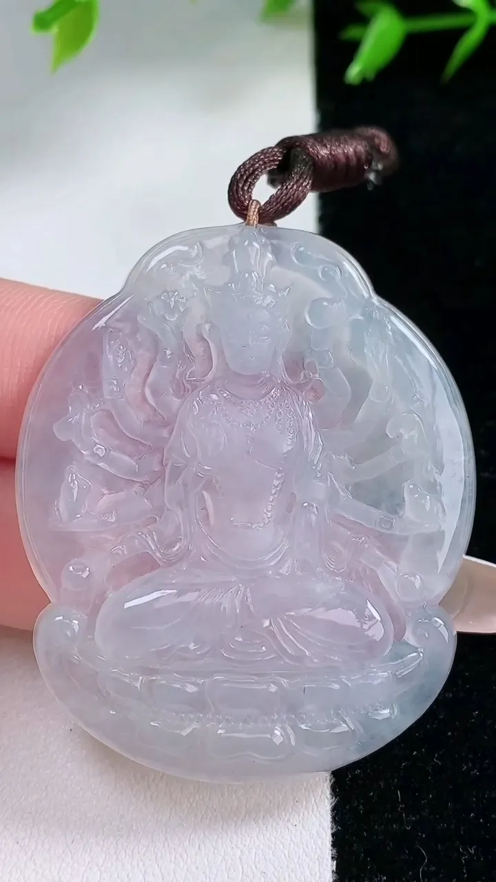天然A货翡翠种白冰千手观音吊坠，尺寸49-40.4-5，重量:19.95g
1月30日