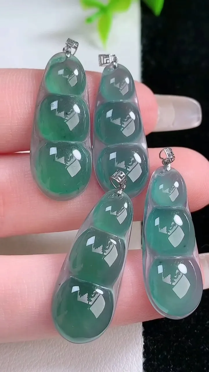 天然A货翡翠福豆吊坠一手，尺寸26.5-11-3.7，重量:8.65g
1月30日