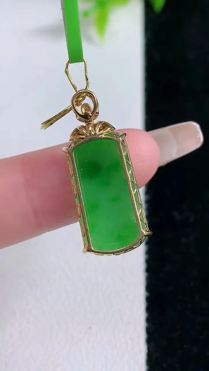 天然A货翡翠无事牌吊坠，尺寸18.6-9.7-4，重量:1.62g
1月30日