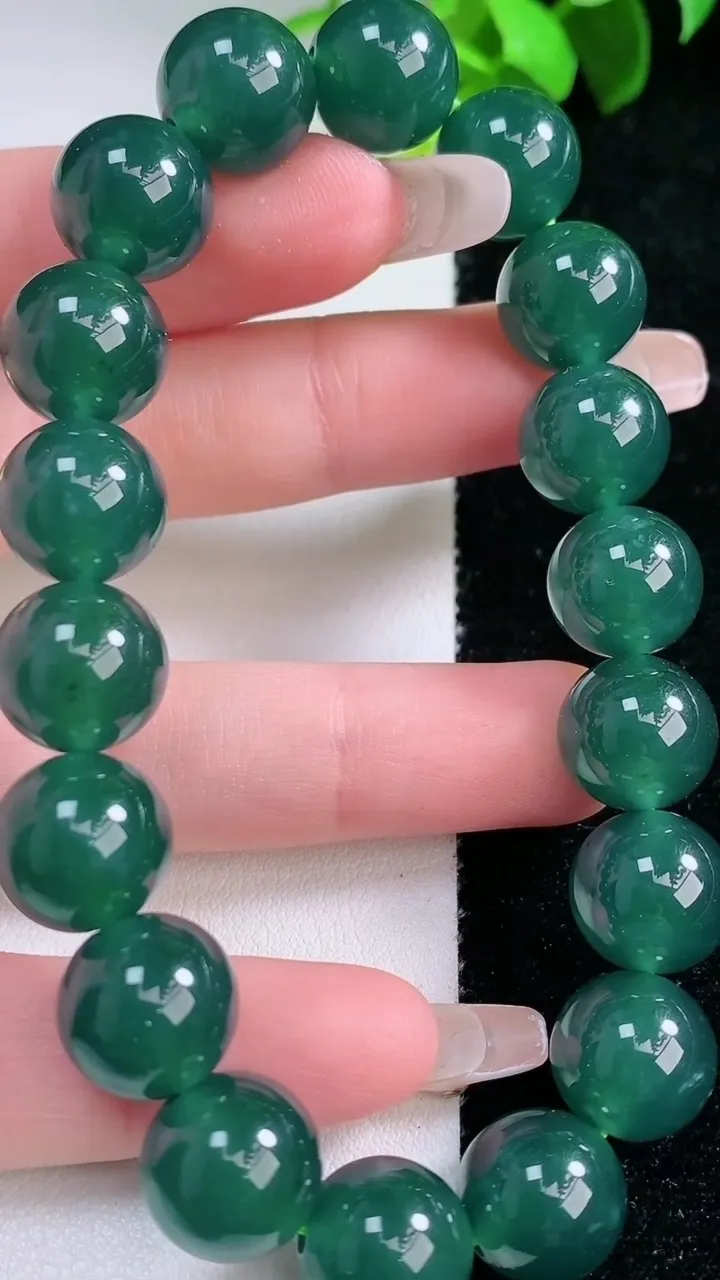 天然A货翡翠圆珠手串，尺寸11.6-18颗，重量:51.17g1月30日
工厂直销收藏佳品,种好水足