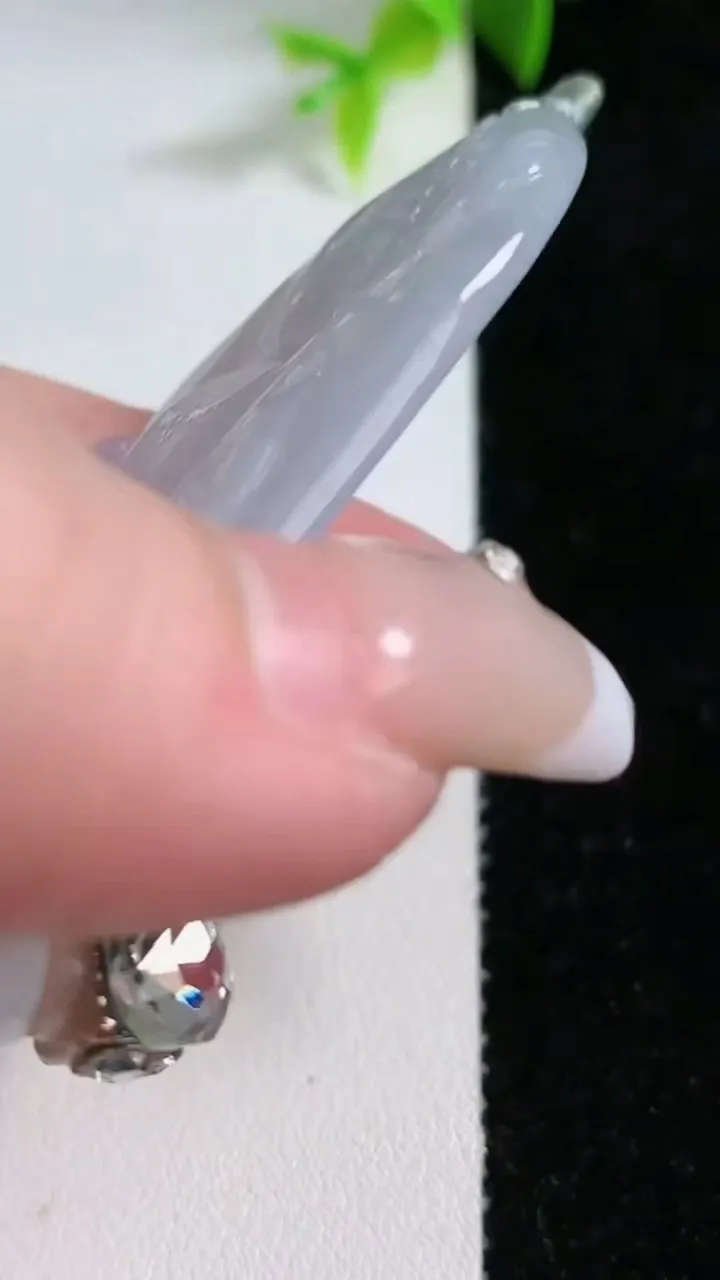 天然A货翡翠不动明王吊坠，尺寸69.8-42.2-4.7，重量:29.96g
1月30日