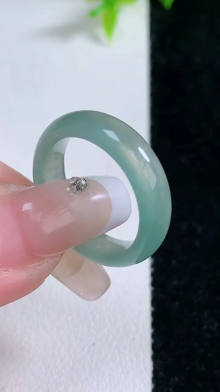 天然A货翡翠指环戒指，尺寸17.6-6-3.5，重量:3.71g2026年1月30日
工厂直销收藏佳品,种好水足，色泽均匀，有种有色，上手高大气！