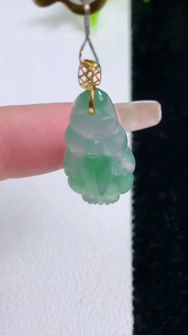 天然A货翡翠仓鼠吊坠，尺寸23.4-12.5-5.2，重量:2.59g
1月30日