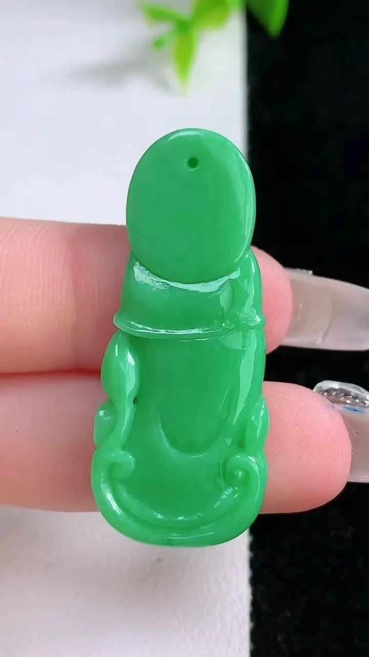 天然A货翡翠观音菩萨吊坠，尺寸39-16.5-5.5，重量:7.18g
1月30日