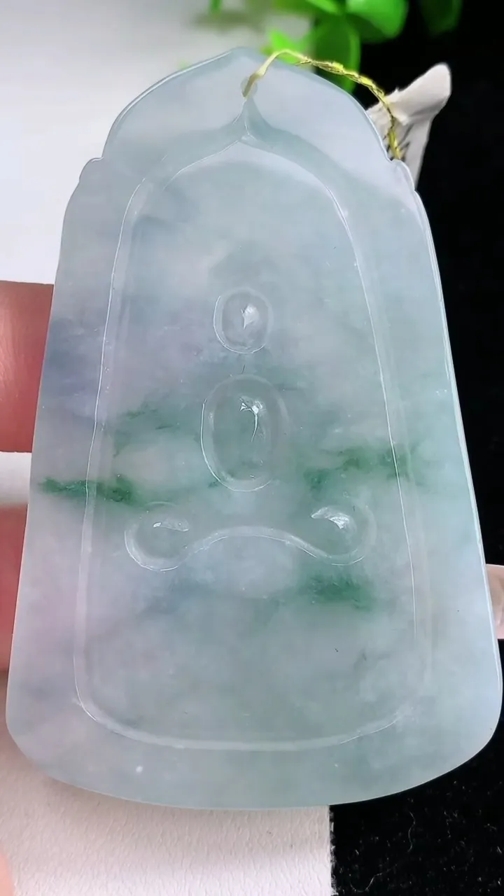 天然A货翡翠冰种飘花大日如来吊坠，尺寸69-44.5-6.3，重量:38.95g
1月30日