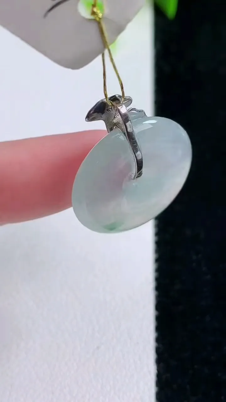 天然A货翡翠种飘花平安扣吊坠，尺寸21-4，重量:4.41g
1月30日