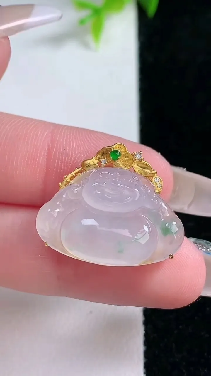 天然A货翡翠种飘花佛公吊坠，尺寸15.2-23.6-8.3，重量:4.17g
1月30日