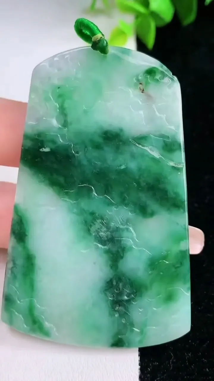 天然A货翡翠山水牌吊坠，尺寸68.6-43.4-5，重量:32.69g
1月30日