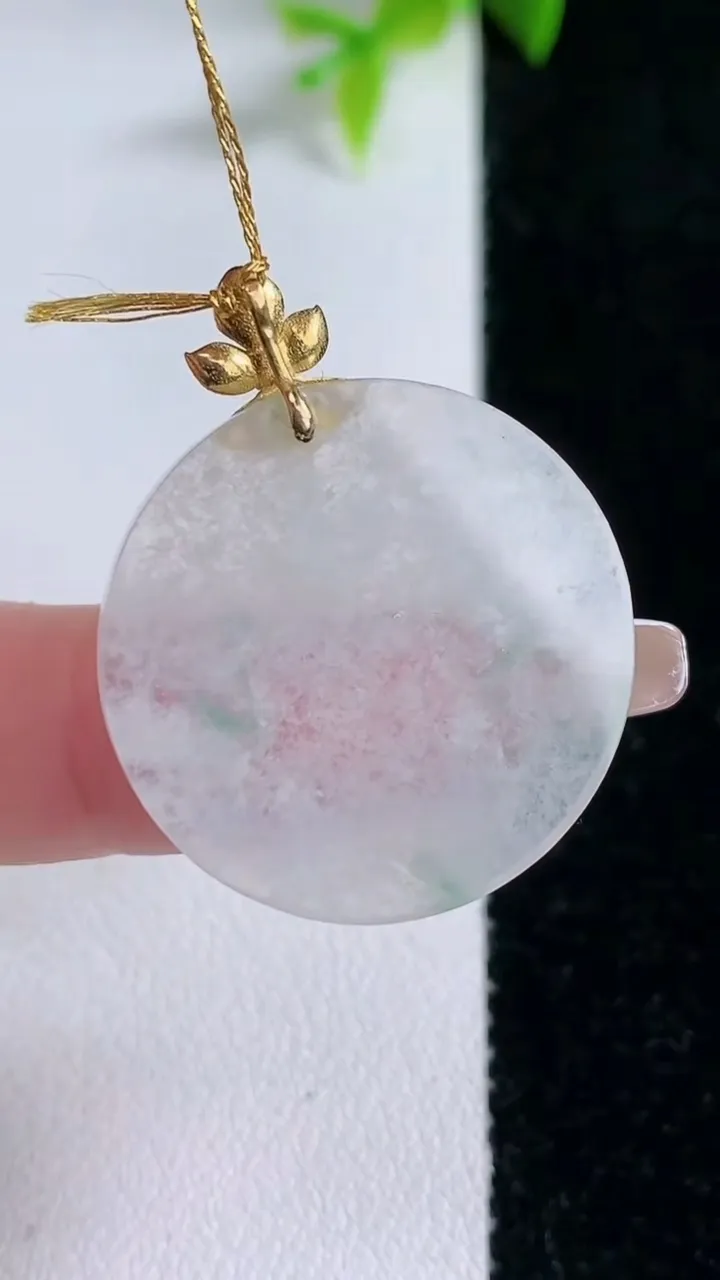 天然A货翡翠种飘花无事牌镶嵌件，尺寸30.5-6.8，重量:3.80g
1月30日