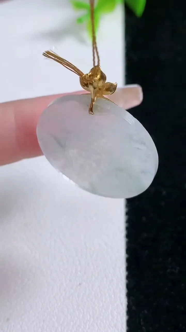 天然A货翡翠种飘花无事牌镶嵌件，尺寸30.5-6.8，重量:3.80g
1月30日