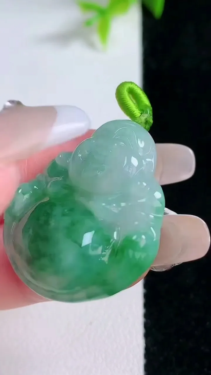 天然A货翡翠佛公吊坠，尺寸30-28-5.8，重量:8.21g
1月30日