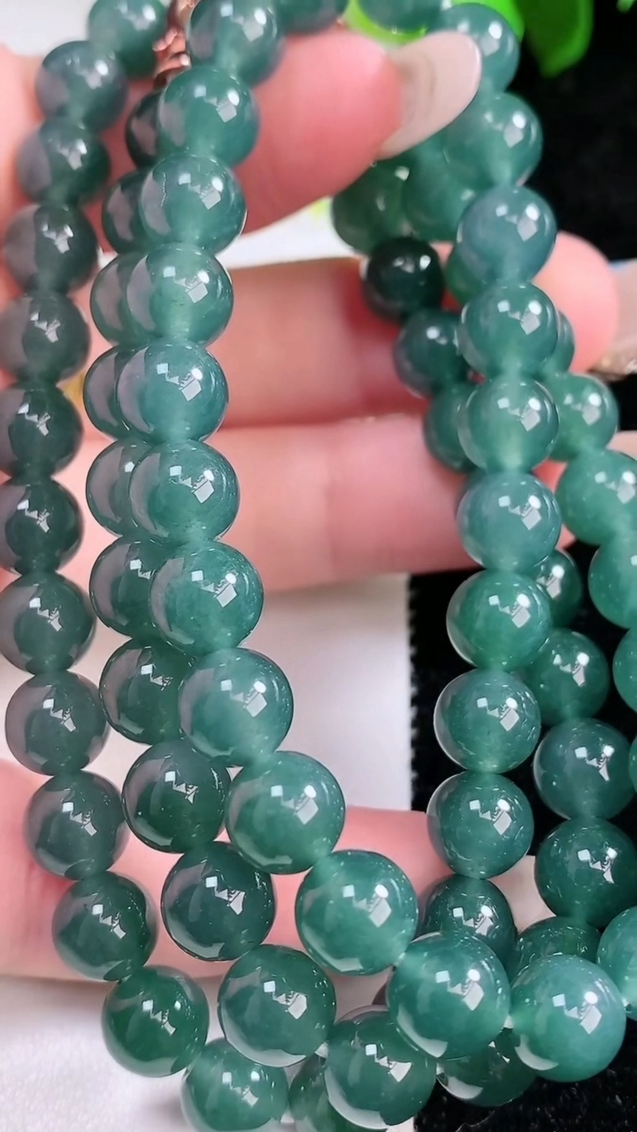 天然A货翡翠圆珠项链，尺寸7.7-75颗，重量:64.43g
1月30日