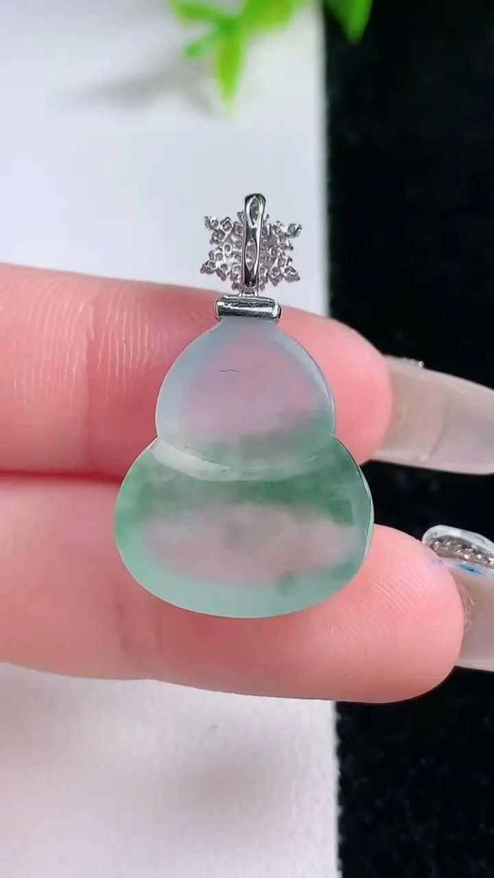 天然A货翡翠种飘花葫芦吊坠，尺寸21.6-17.8-5，重量:3.93g
1月30日