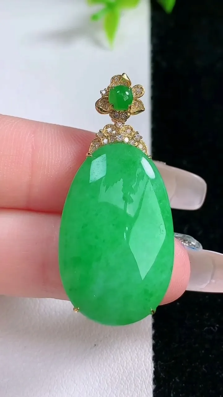 天然A货翡翠蛋面吊坠，尺寸39.5-27.5-18-7.3，重量:6.25g
1月30日