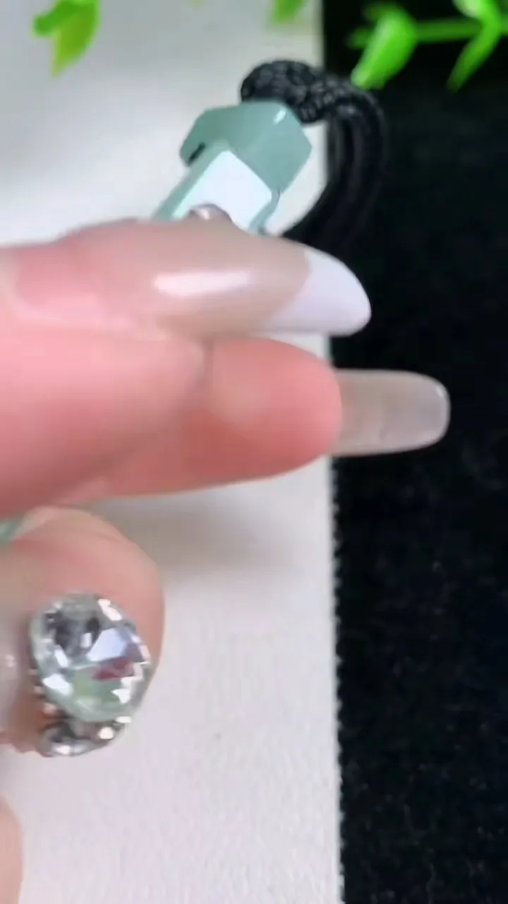 天然A货翡翠无事牌吊坠，尺寸52.6-38.7-5.8，重量:39.55g
1月30日