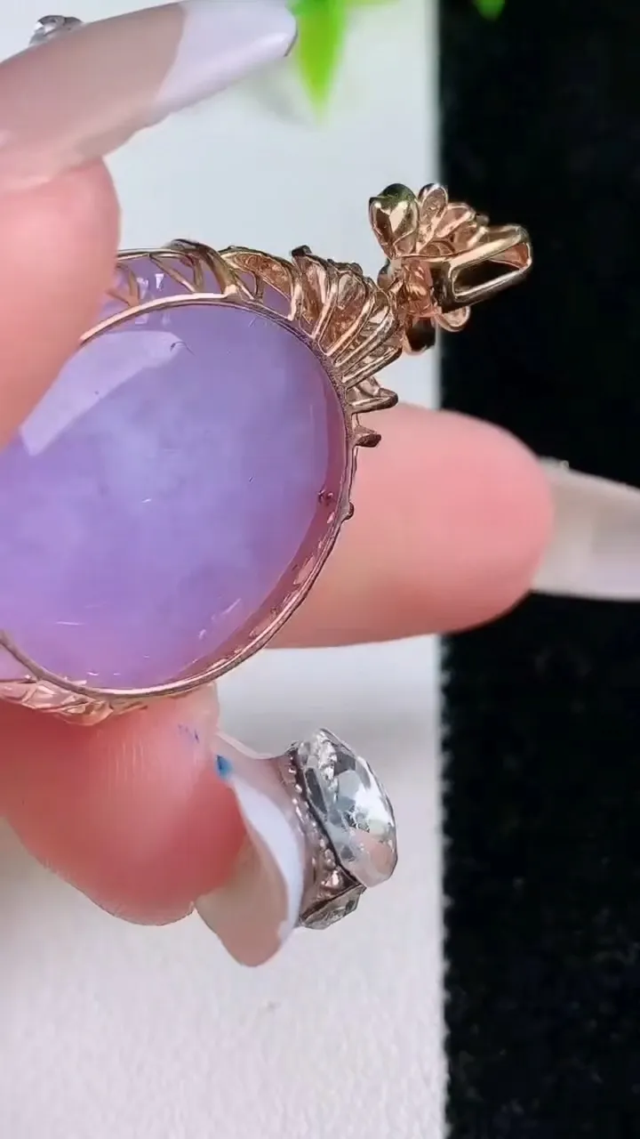 天然A货翡翠18K金紫罗兰蛋面吊坠，尺寸36.5-24.2-21.6-11.2，重量:10.31g
1月30日