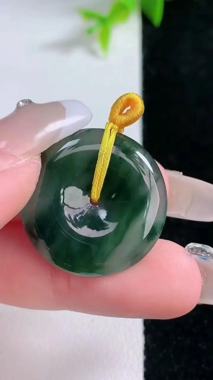 天然A货翡翠飘花平安扣吊坠，尺寸24-3.8，重量:4.97g
1月30日