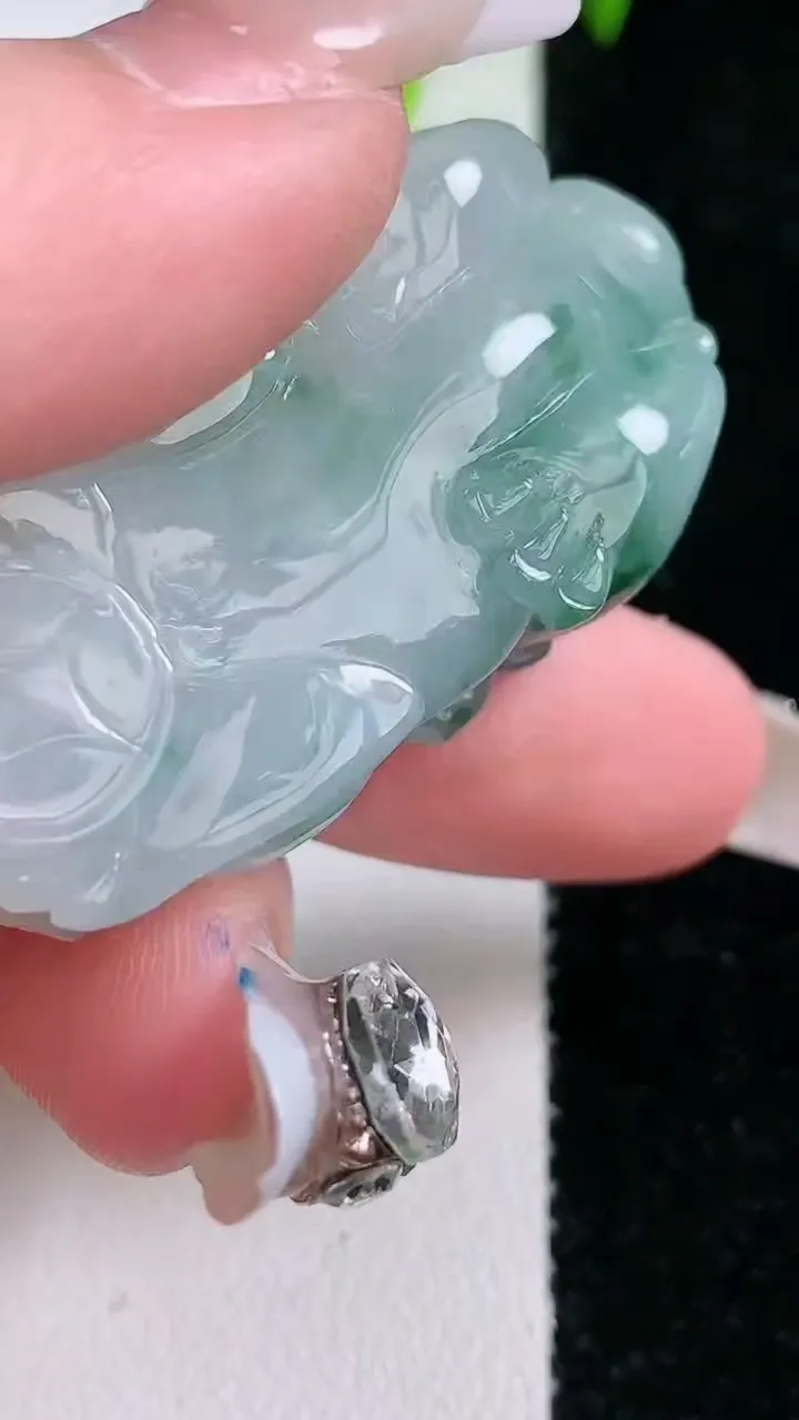 天然A货翡翠霸王貔貅吊坠，尺寸42.6-12.8-12.6，重量:26.65g
1月30日