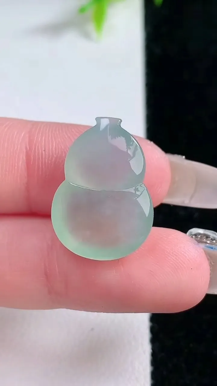 天然A货翡翠葫芦镶嵌件，尺寸21-15-6.6，重量:3.57g
1月30日