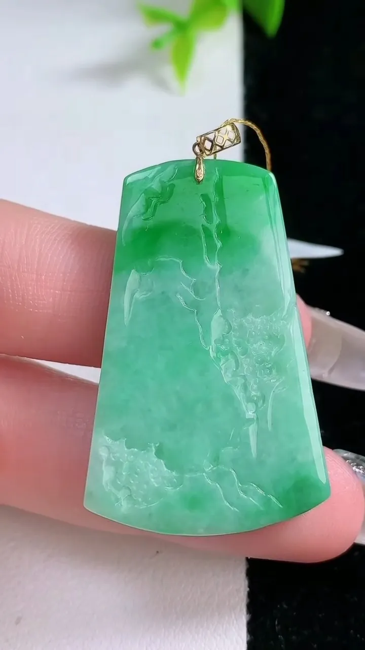 天然A货翡翠山水牌吊坠，尺寸39.4-24-7.6，重量:13.19g
1月30日