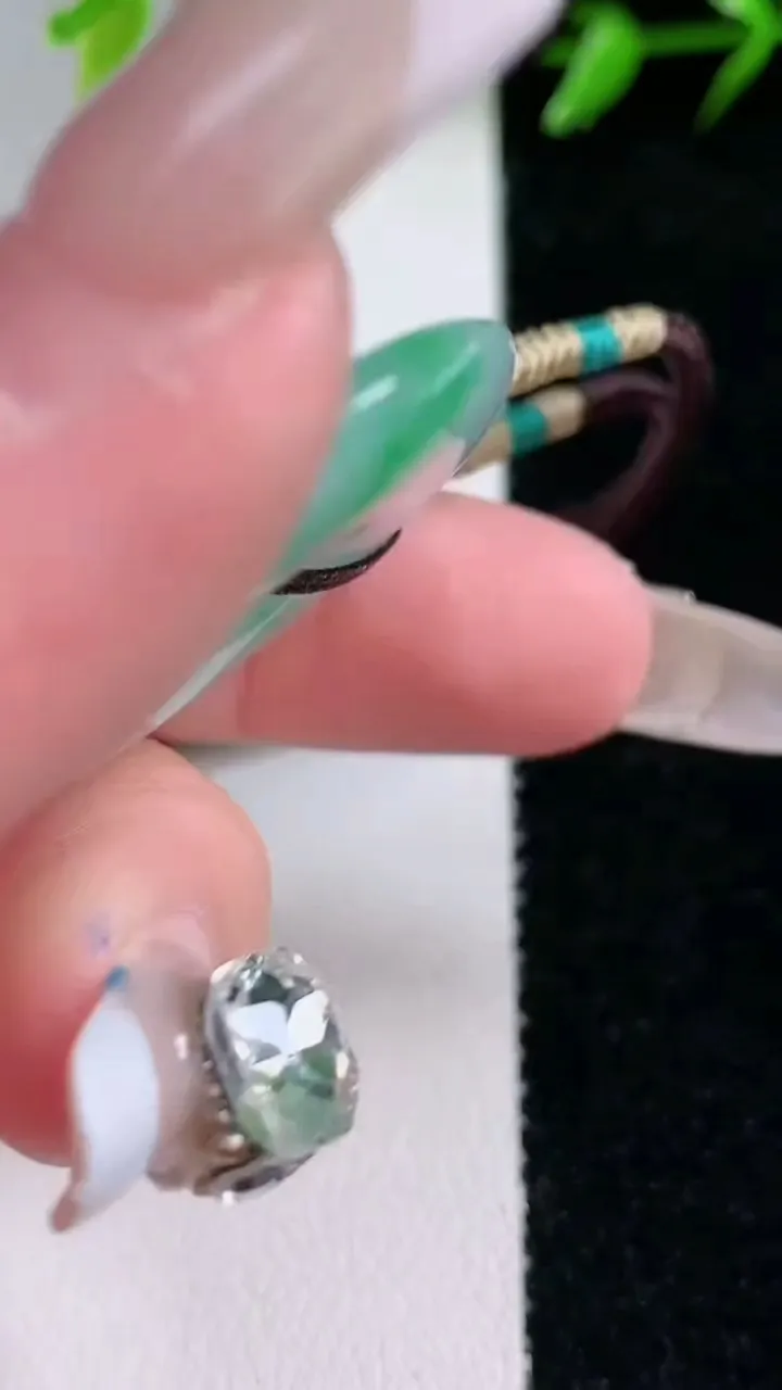 天然A货翡翠平安扣吊坠，尺寸32-5.5，重量:13.45g
1月30日