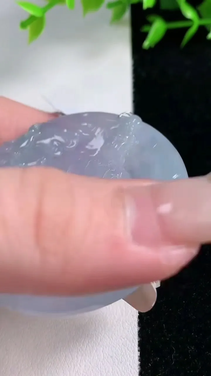 天然A货翡翠紫罗兰飘花观音菩萨吊坠，尺寸51-5.6，重量:31.91g
1月30日