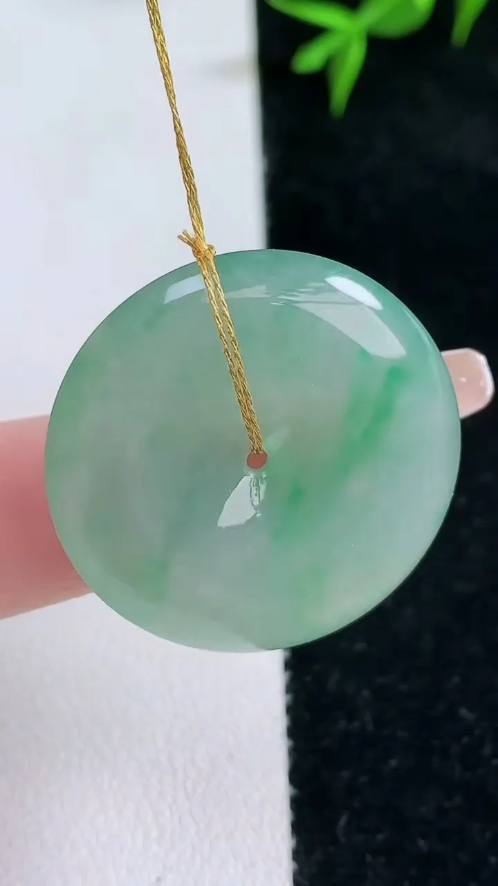 天然A货翡翠平安扣吊坠，尺寸28.6-5.4，重量:9.60g
1月30日