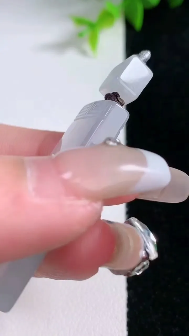 天然A货翡翠冰种飘花仿古无事牌吊坠，尺寸41-18.8-5，重量:13.34g
1月30日