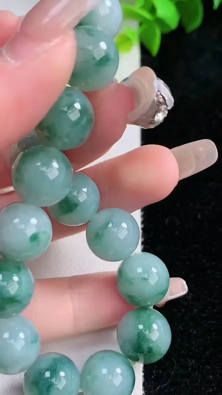 天然A货翡翠飘花圆珠手串，尺寸11.8-17颗，重量:49.92g1月30日
工厂直销收藏佳品,种好水足，色泽均匀，有种有色，上手高大气！