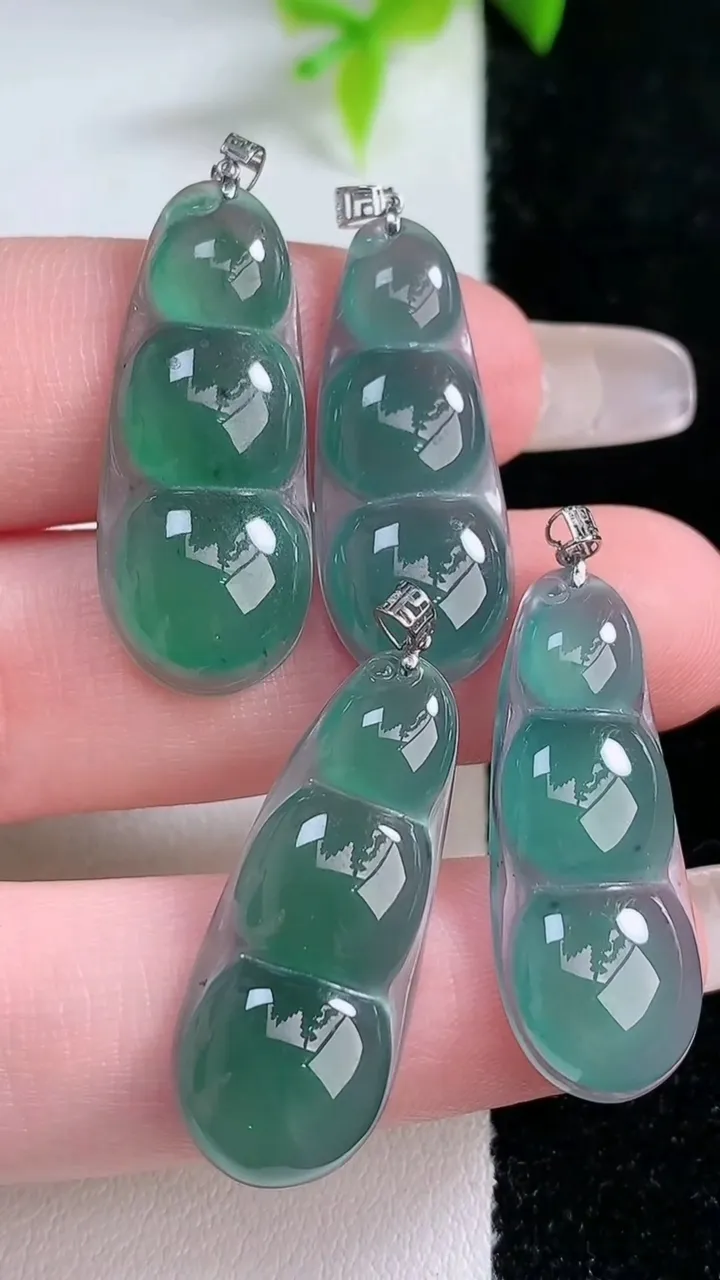 天然A货翡翠福豆吊坠一手，尺寸26.5-11-3.7，重量:8.65g
1月30日