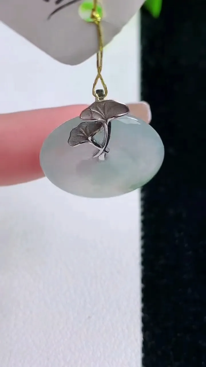 天然A货翡翠种飘花平安扣吊坠，尺寸21-4，重量:4.41g
1月30日