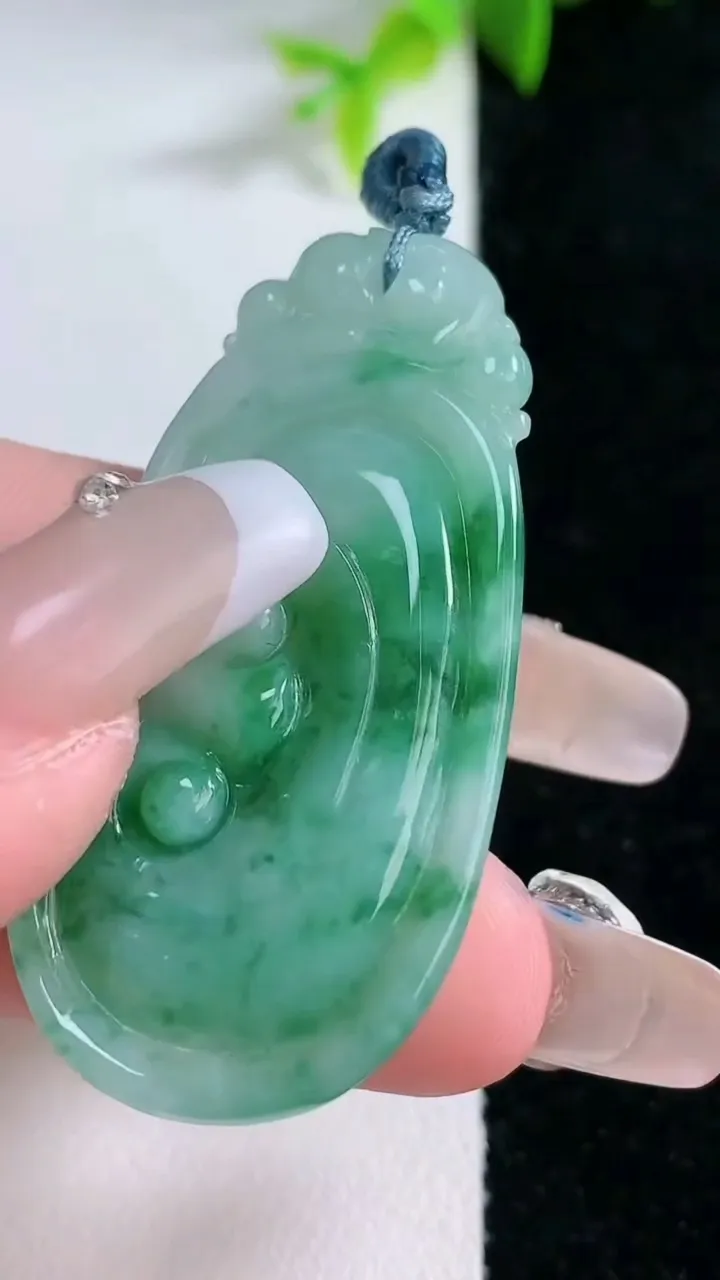 天然A货翡翠如意吊坠，尺寸46.7-23.4-6.5，重量:12.89g
1月30日