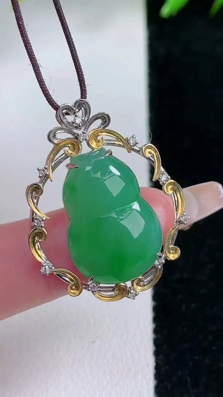 天然A货翡翠葫芦吊坠，尺寸30.3-24-5.5，19.7-13.7重量:4.18g
1月30日