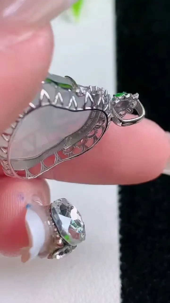 天然A货翡翠佛公吊坠，尺寸26.2-17.2-24-8，重量:4.49g
1月30日