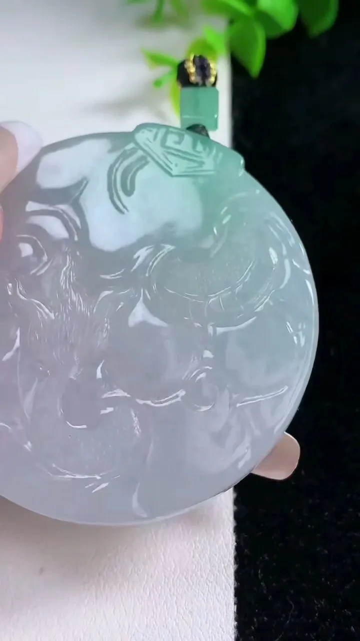 天然A货翡翠龙牌吊坠，尺寸53.4-6，重量:41.42g
1月30日