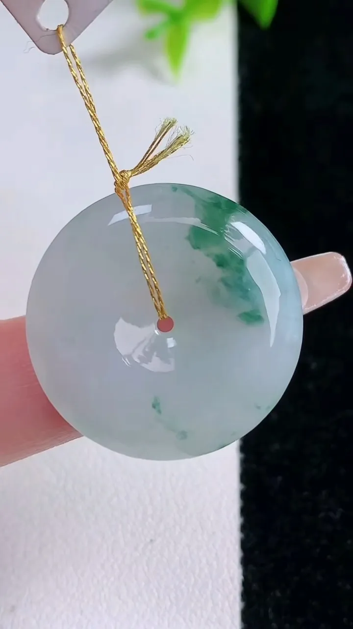 天然A货翡翠飘花平安扣吊坠，尺寸25.8-5.4，重量:7.48g
1月30日