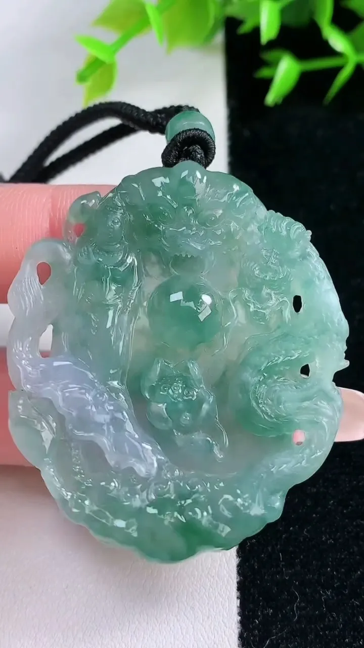 天然A货翡翠种飘花祥龙观音菩萨吊坠，尺寸48.7-41.7-6.3，重量:29.49g
1月30日