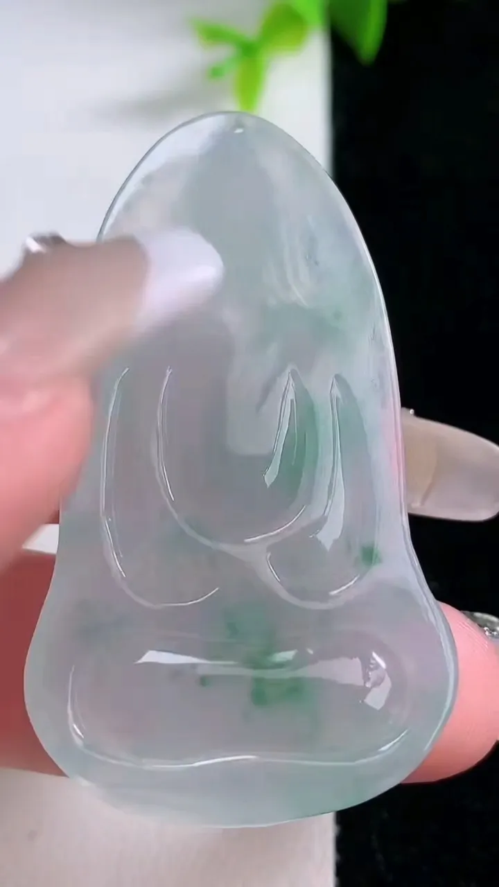 天然A货翡翠冰种飘花观音菩萨吊坠，尺寸50-28.8-5.5，重量:12.77g
1月30日