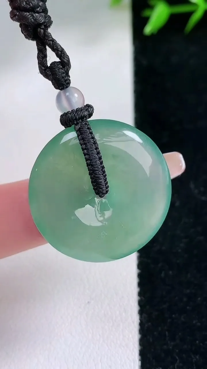 天然A货翡翠平安扣吊坠，尺寸25.8-5，重量:9.75g
1月30日