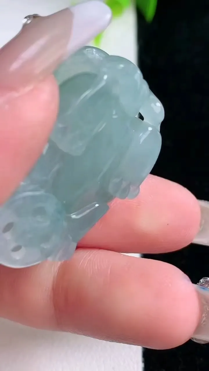 天然A货翡翠貔貅吊坠，尺寸34-19.8-11.7，重量:17.27g
1月30日