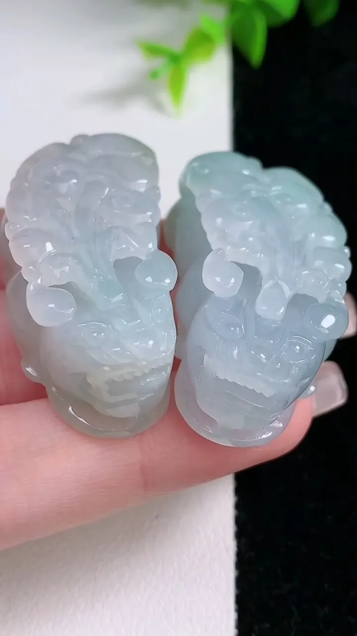 天然A货翡翠貔貅吊坠一对，尺寸70.8-20-14.4，重量:53.43g
1月30日