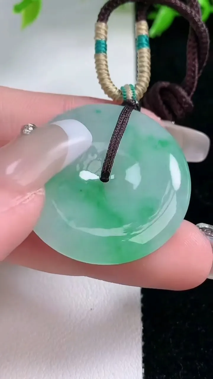 天然A货翡翠平安扣吊坠，尺寸32-5.5，重量:13.45g
1月30日