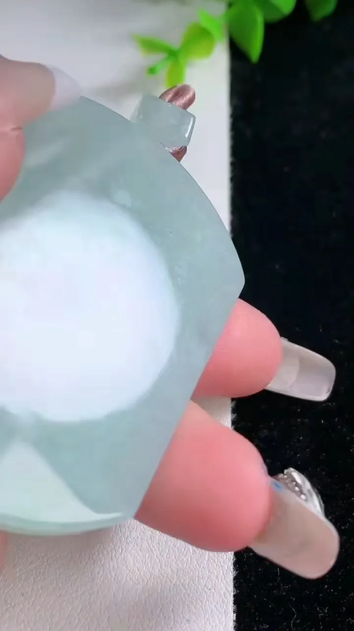 天然A货翡翠无事牌吊坠，尺寸54-41.4-5.8，重量:40.17g
1月30日