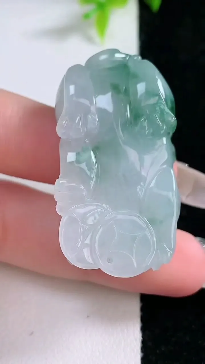 天然A货翡翠霸王貔貅吊坠，尺寸42.6-12.8-12.6，重量:26.65g
1月30日