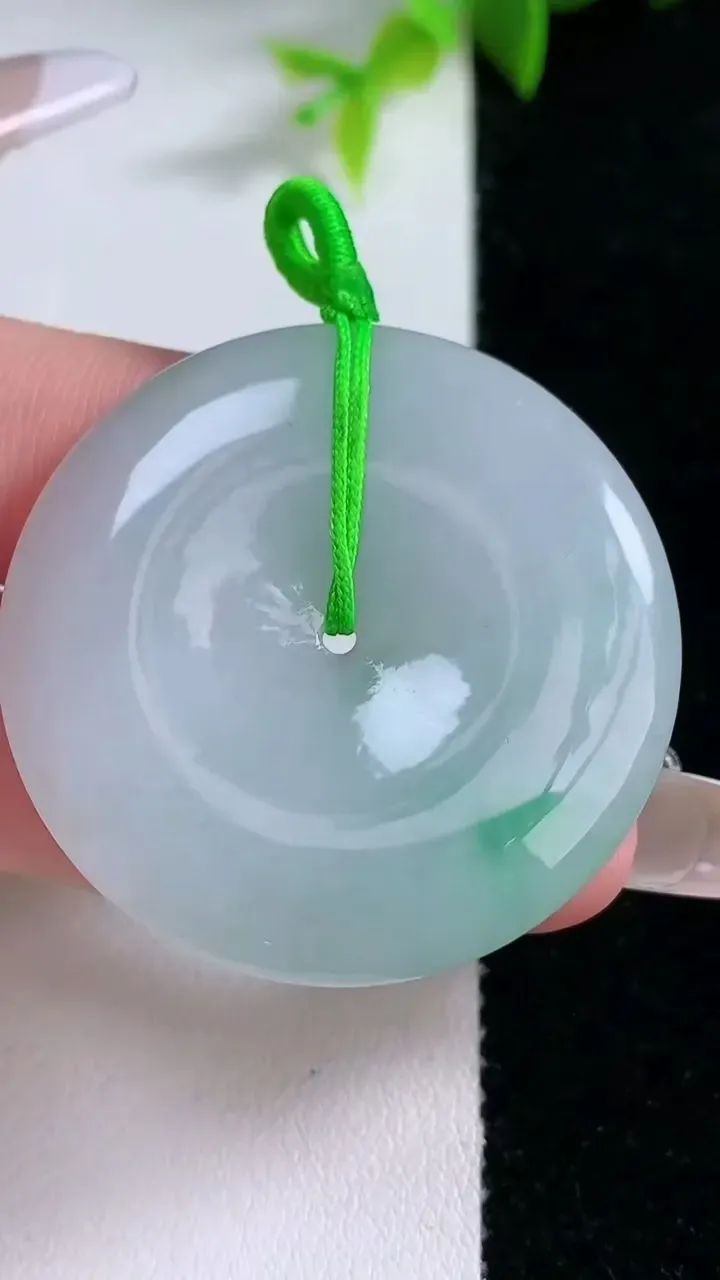 天然A货翡翠平安扣吊坠，尺寸38-5.6，重量:11.58g
1月30日